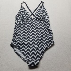 Liz Lange Maternity XL Swimsuit White Black Chevron One Piece Beach Pool Swim